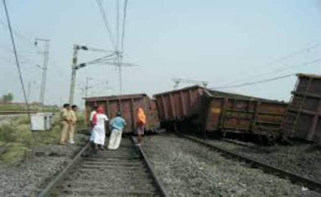 ट्रेन दुर्घटना में चालक व सहचालक निलंबित