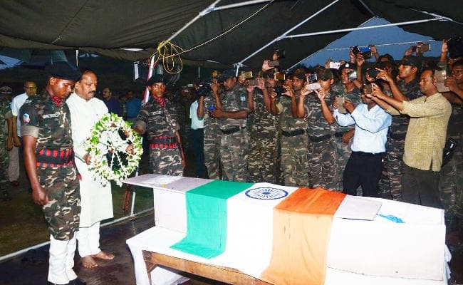 IN PICS : जवानों को श्रद्धांजलि देने के बाद रघुवर दास बोले : पुलिस ले ये संकल्प