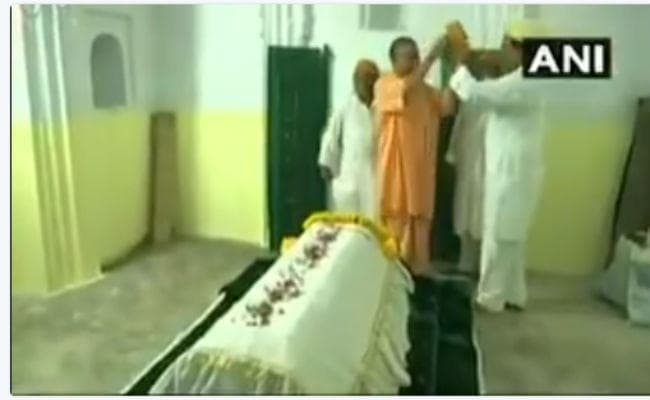 VIDEO : योगी आदित्यनाथ ने संत कबीर की मजार पर ‘कराकुल’ टोपी पहनने से किया इनकार