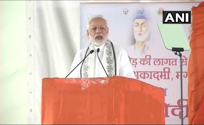 मगहर में मोदी : संत कबीर के बहाने पीएम ने कांग्रेस, सपा व बसपा पर साधा निशाना