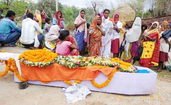 Jharkhand : नम आंखों से शहीद जवानों को दी अंतिम विदाई, उमड़ा जनसैलाब
