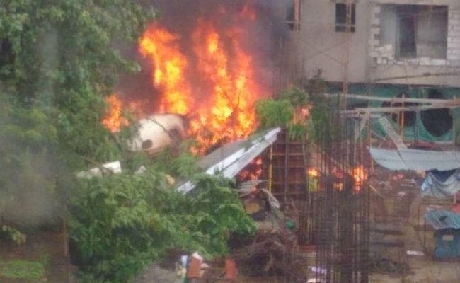 IN PICS मुंबई प्लेन क्रैश: तेज आवाज के साथ जमीन पर गिरा प्लेन, सड़क पर चल रहे शख्स सहित 5 की मौत