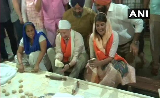 #NikkiHaley अमेरिकी डिप्लोमेट निकी हेली मंदिर, मसजिद व गुरुद्वारा गयीं, लंगर भी बनाया