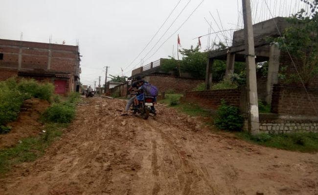 #SmartCity? सीएम हाउस से महज 3 किमी दूर एदलहातू, हालात ऐसे कि व्यवस्था पर घिन आये!