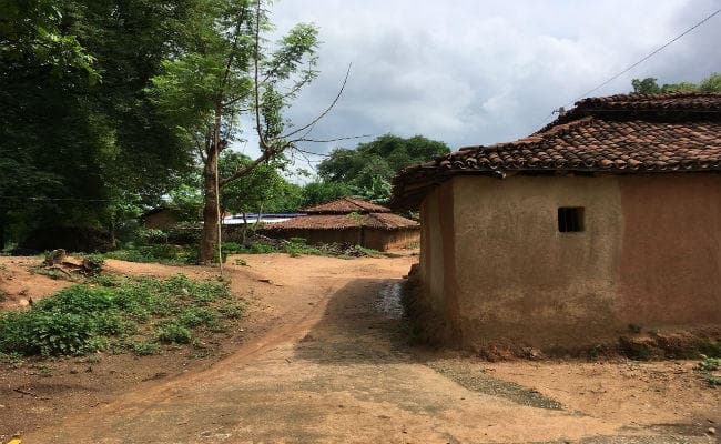 पढ़ें खूंटी से ग्राउंड रिपोर्ट : बंद दरवाजे के पीछे से सन्नाटे में आहट ढूंढ़ रहे ग्रामीण...