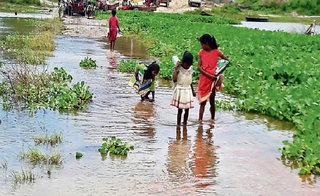कोसी का जल स्तर बढ़ा, डायवर्जन पर चढ़ा पानी, आवागमन ठप