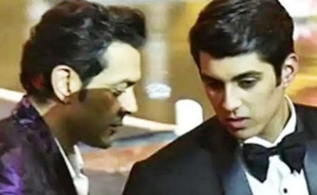 बॉलीवुड स्टार धर्मेंद्र की तरह ही नजर आते हैं  बॉबी देओल के बेटे आर्यमान