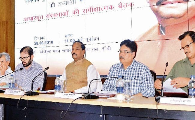 केंद्र सरकार के इंफ्रास्ट्रक्चर प्रोजेक्ट की समीक्षा के बाद मुख्यमंत्री ने अफसरों से कहा काम में बाधा डालने पर देंगे वीआरएस