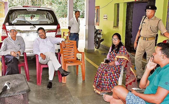 रांची : सांसद कड़िया मुंडा के घर पहुंचे मंत्री नीलकंठ सिंह मुंडा ने कहा, सरकार संवाद करना चाहती है, पर किससे करे?