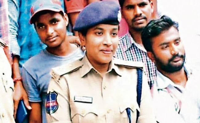 फेक न्यूज पर अवेयरनेस फैलाती महिला आईपीएस