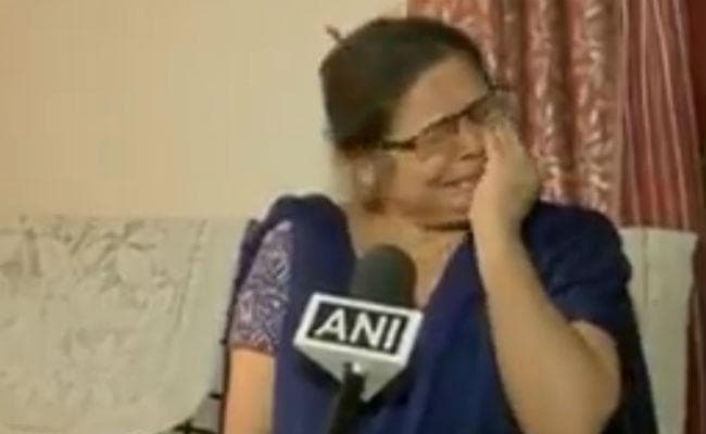 VIDEO: सीएम रावत के व्यव‍हार पर फफक कर रो पड़ीं महिला शिक्षिका कहा- बेइमानों को बेइमान ही बोलूंगी...