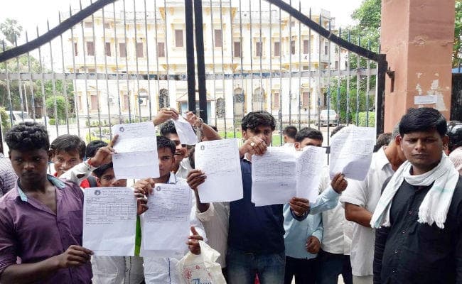 बिहार बोर्ड के कार्यालय के सामने छात्रों ने किया प्रदर्शन, आश्वासन के बाद घर लौटे छात्र