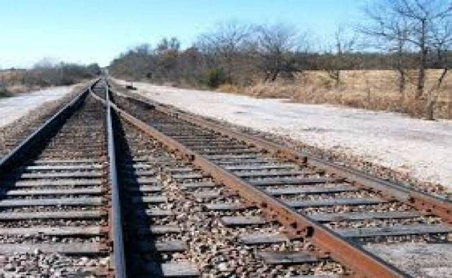 प्रेमी जोड़े ने ट्रेन से कटकर दी जान
