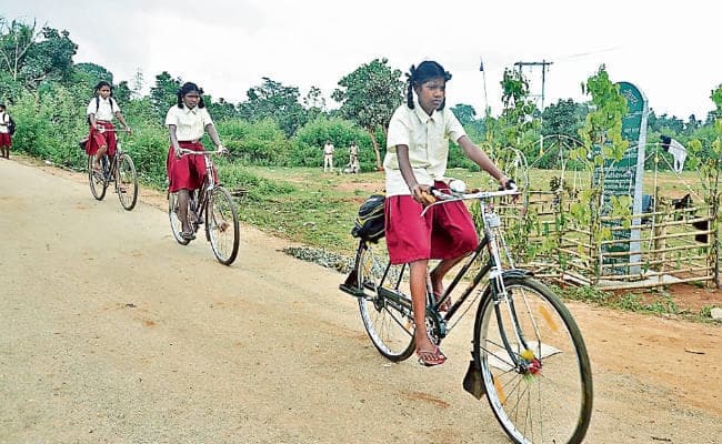 घाघरा मुरंगहातू में पत्थलगड़ी : फरमान के बावजूद बिना किसी तनाव और दहशत के स्कूल जा रहे बच्चे