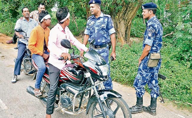 खूंटी : …जब गिरफ्तार करने गयी पुलिस टीम को महिलाओं ने घेरा, कहा, मुंडाओं के देश में आप कैसे चले आये, चले जाइये