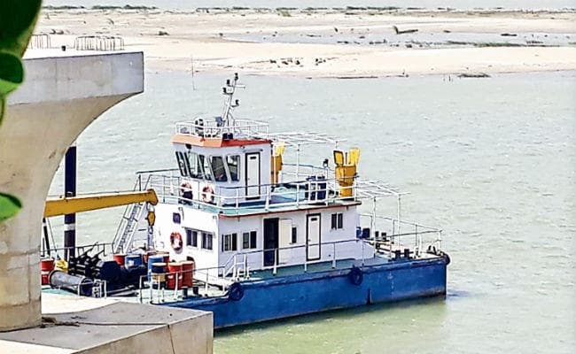 पटना : जल स्तर घटा, बिना ड्रेजर के नहीं चल पा रहे हैं मालवाहक पोत