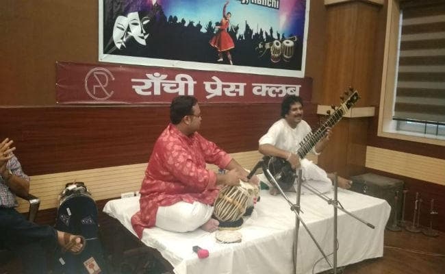 रांची प्रेस क्लब में पंडित नरेंद्र मिश्रा के सितार वादन ने जीत लिया लोगों का दिल