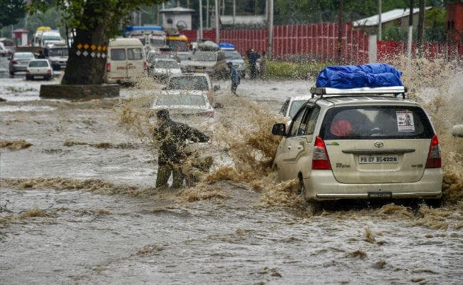 जम्‍मू-कश्‍मीर में भारी बारिश, तीन लोगों की मौत, हाई अलर्ट जारी