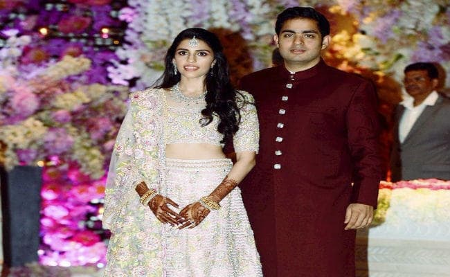 IN PICS : मुकेश अंबानी के बेटे आकाश की सगाई समारोह में उतरे सितारे, क्रिकेटर सचिन, CM फडणवीस भी हुए शामिल
