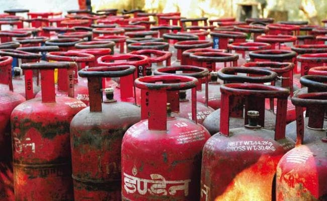 LPG सिलेंडर 2.71 रुपये महंगे, बिना-सब्सिडी वाले सिलेंडर के दाम 55 रुपये बढ़े