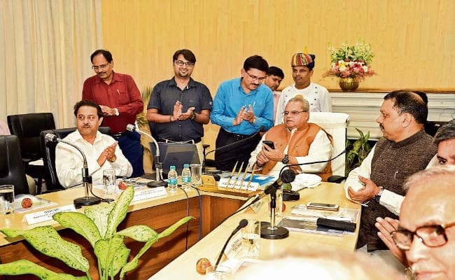 इस साल के अंत तक सभी सत्रों की लंबित परीक्षाएं कराएं िववि