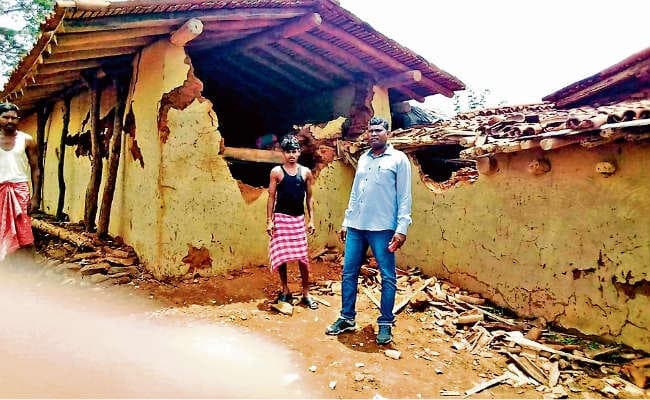 हाथियों के झुंड ने मचाया उत्पात, कई घरों को तोड़ा