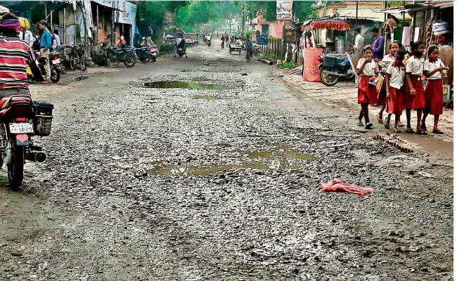 बाबूजी धीरे चलना, मुश्किल है इन सड़कों से गुजरना