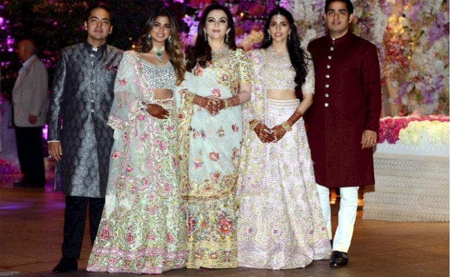 मुकेश अंबानी के बेटे आकाश की सगाई में जुटे हर क्षेत्र के दिग्गज