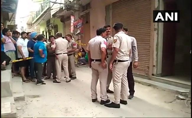 दिल्ली के बुराडी इलाके में एक ही घर से मिले 11 शव, घटनास्थल का केजरी-तिवारी ने किया दौरा