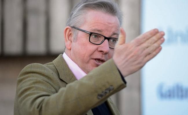 ब्रिटिश मंत्री ने ब्रेग्जिट सीमा शुल्क के दस्तावेज फाड़े