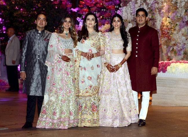 मुकेश अंबानी के बेटे की सगाई में लगा सितारों का डेरा, देखें तसवीरें