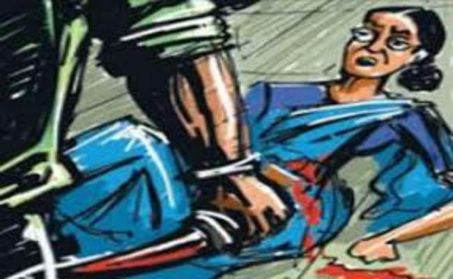 कलयुगी बेटे के सिर चढ़ा संपत्ति का भूत, अपनी मां को पीटकर घर से निकाला