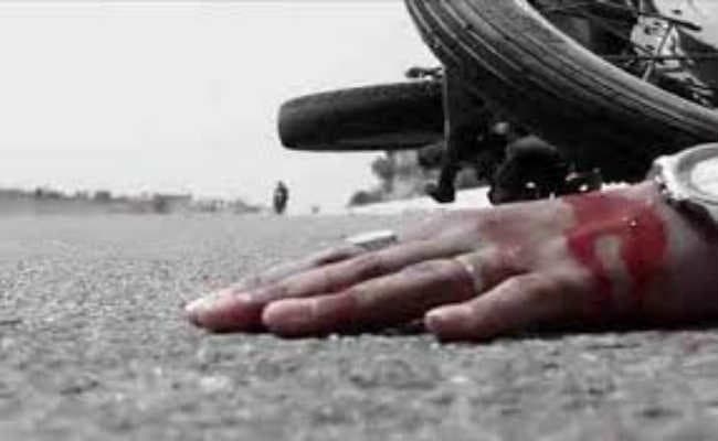 खाई में गिरी बाइक, दो की मौत, दो गंभीर रूप से घायल