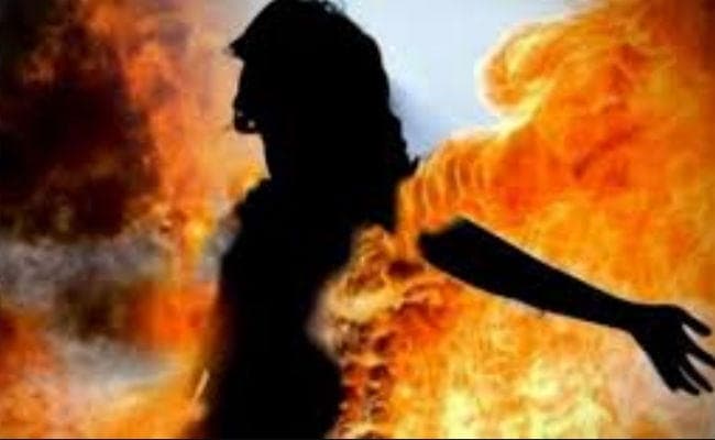 पति ने सौतन के साथ मिलकर दिया घटना को अंजाम, दहेज की बलि चढ़ी विवाहिता, उपचार के दौरान अस्पताल में दम तोड़ा