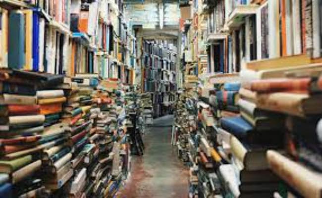 डुप्लीकेट किताबों के बड़े गोरखधंधे का भंडाफोड़ मिली लाखों की किताबें