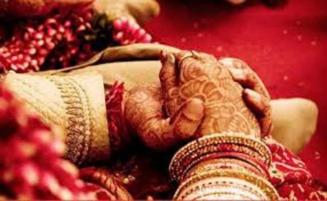 प्रेमी पर आया दिल, पति को छोड़ रचाई शादी