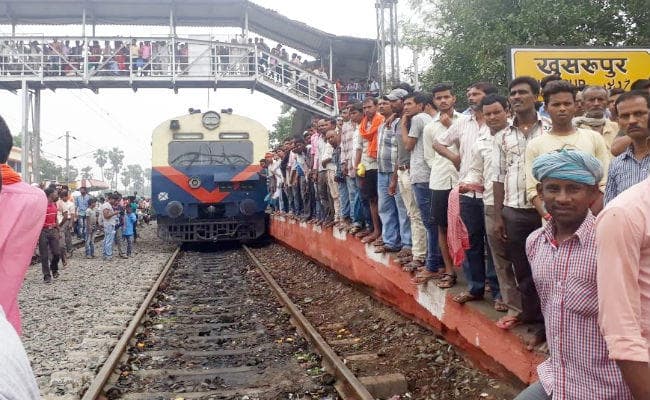 पटना : यात्री ट्रेन को रोक कर मालगाड़ी खोले जाने पर यात्रियों ने किया हंगामा