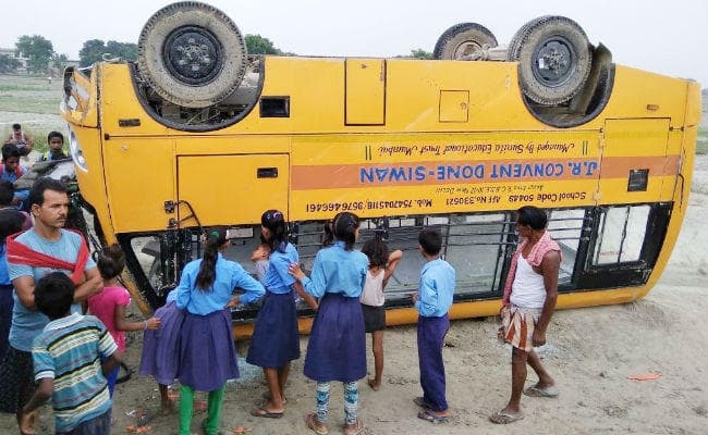 सीवान : स्कूल बस पलटी, दर्जन भर छात्र घायल, स्कूल प्रशासन ने कहे अपशब्द तो उग्र हुए ग्रामीण