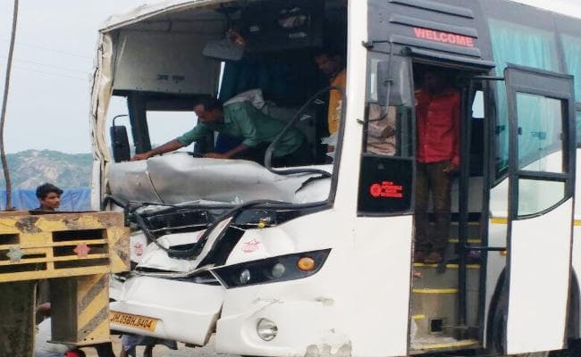 IN PICS : बस और ट्रेलर में बुंडू में हुई सीधी टक्कर