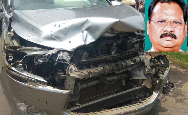 झारखंड : बाल-बाल बचे BJP अध्यक्ष, कार दुर्घटनाग्रस्त