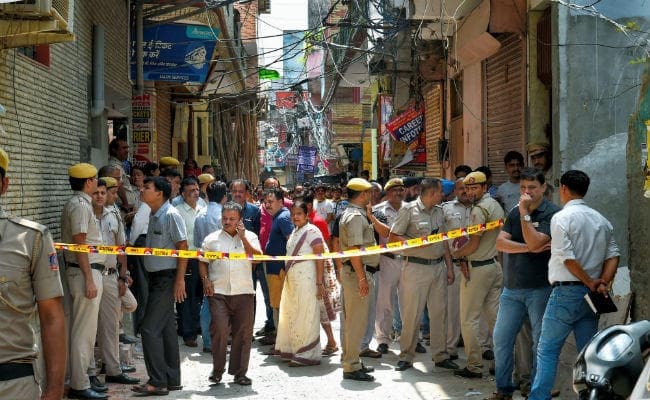 बुराड़ी मौत मामला : पोस्टमार्टम में संघर्ष के कोई संकेत नहीं मिले,  क्या मामला आत्महत्या का ही?