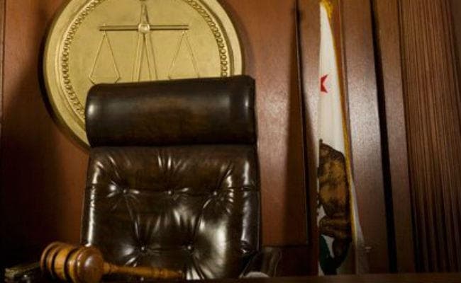 जज की कुर्सी पर बैठकर Selfie लेना पुलिस कांस्‍टेबल को पड़ा महंगा, मामला दर्ज