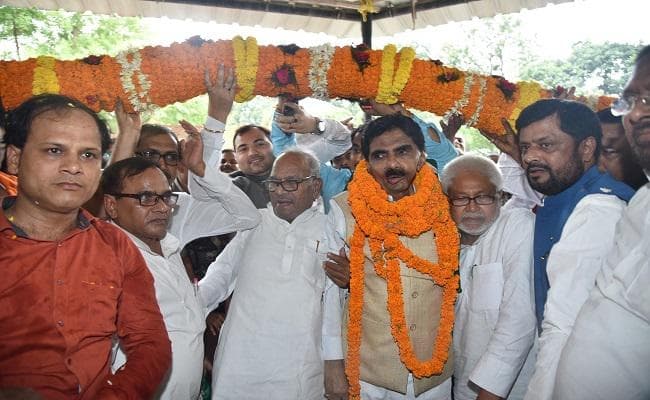 बिहार : पूर्व सांसद मुनाजिर हसन, RJD नेता मोहम्मद इलियास की पुत्री JDU में शामिल