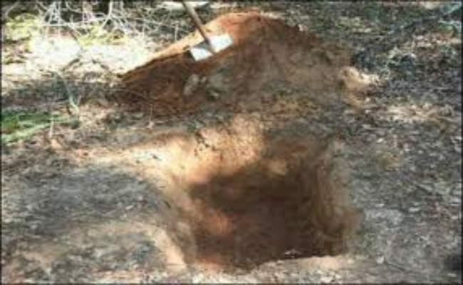 झारखंड: लिव-इन-रिलेशन में थी नाबालिग, मारपीट में हुआ गर्भपात, कब्र खोदकर निकाला नवजात का शव, होगा डीएनए टेस्ट