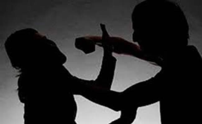 चेयरमैन से शिकायत करने पहुंची महिला से की मारपीट