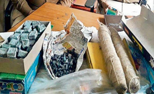 पाकुड़ : भारी मात्रा में विस्फोटक बरामद, एक गिरफ्तार