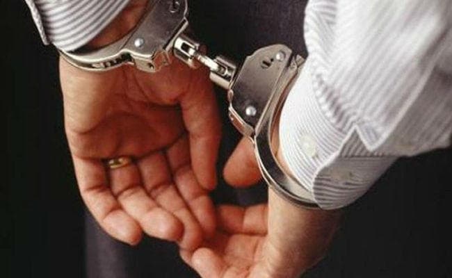 सीवान : कार में शराब मिलने पर पुलिस ने की कार्रवाई, पूर्व मंत्री व बीजेपी के विधायक के पुत्र समेत पांच गिरफ्तार