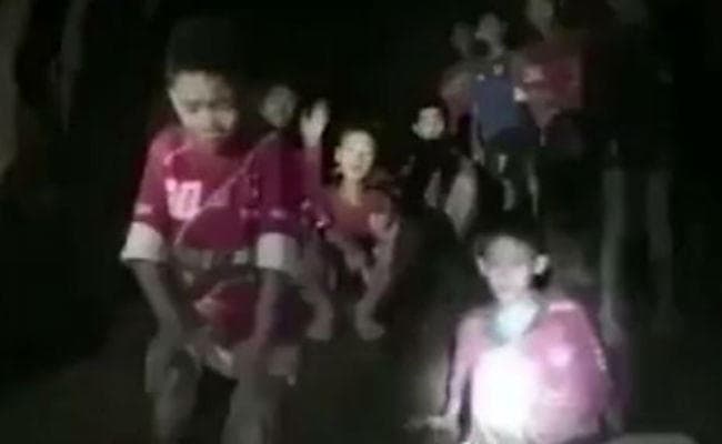 थाईलैंड: 9 दिन बाद जिंदा मिले गुफा में फंसे जूनियर फुटबॉल खिलाड़ी, बाहर आने में लग सकते हैं चार महीने