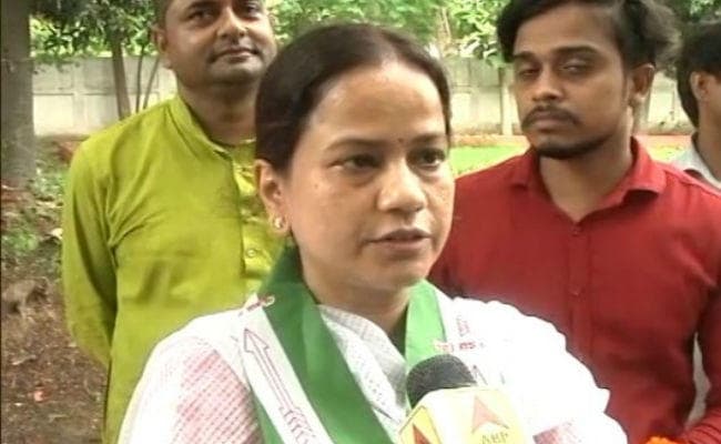 पटना : पूर्व मंत्री मोनाजिर व राजद नेता इलियास हुसैन की बेटी जदयू में