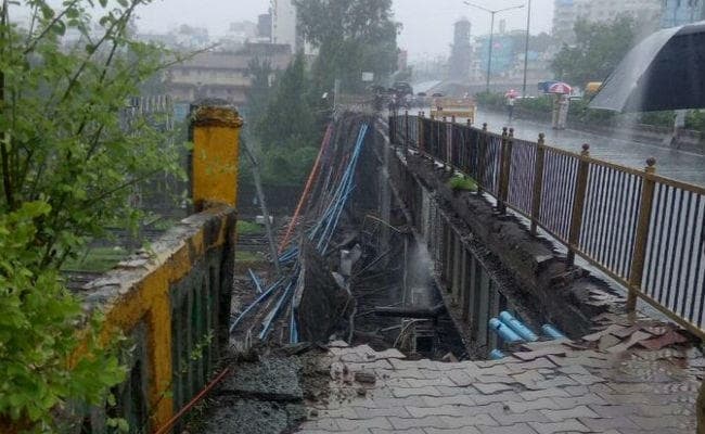 बारिश बनी आफत: मुंबई में अंधेरी के पास फुटओवर ब्रिज का एक हिस्सा गिरा